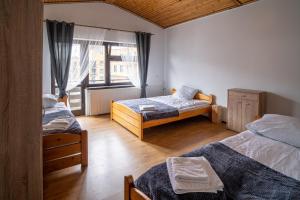 Un ou plusieurs lits dans un hébergement de l'établissement Ski Lodge - pokoje 200 m od Gondoli w Szczyrku (Biuro Apartament Na Urlop)