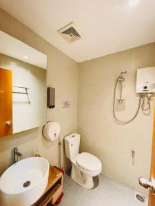 a bathroom with a toilet and a sink and a shower at VY DA CENTRAL MARKET HOSTEL in Ho Chi Minh City