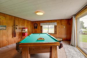uma mesa de bilhar num quarto com paredes de madeira em Penn Yan Vacation Rental Near Seneca and Keuka Lakes em Penn Yan