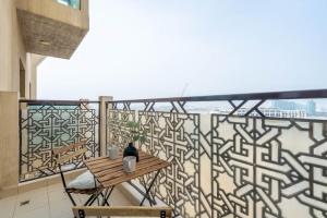 GuestReady - Oásis paradisíaco na Torre Riah في دبي: شرفة مع طاولة وإطلالة على المدينة