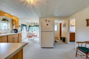 uma cozinha com um frigorífico e uma sala de jantar em Penn Yan Vacation Rental Near Seneca and Keuka Lakes em Penn Yan