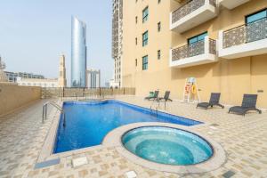 杜拜的住宿－GuestReady - Oásis paradisíaco na Torre Riah，一座建筑物中央的游泳池