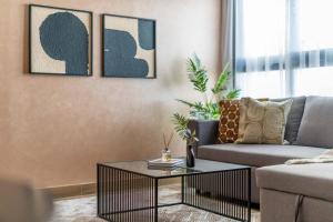 GuestReady - Oásis paradisíaco na Torre Riah في دبي: غرفة معيشة مع أريكة وطاولة قهوة