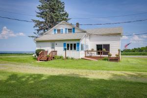 uma casa branca com um alpendre e um quintal em Penn Yan Vacation Rental Near Seneca and Keuka Lakes em Penn Yan