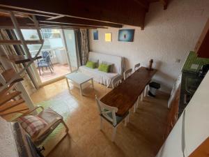 Playa Del Sol, 1 dormitorio frente al mar, by Bookindenia في دينيا: اطلالة جوية على غرفة معيشة مع طاولة واريكة