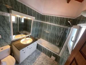 ein Badezimmer mit einem Waschbecken, einem WC und einer Badewanne in der Unterkunft Playa Del Sol, 1 dormitorio frente al mar, by Bookindenia in Denia