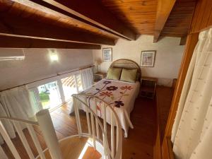 ein kleines Schlafzimmer mit einem Bett in einem Haus in der Unterkunft Playa Del Sol, 1 dormitorio frente al mar, by Bookindenia in Denia