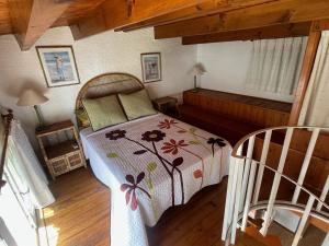 ein Schlafzimmer mit einem Bett und zwei Stühlen in einem Zimmer in der Unterkunft Playa Del Sol, 1 dormitorio frente al mar, by Bookindenia in Denia