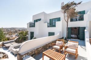 Uma varanda ou terraço em Tharroe of Mykonos Boutique Hotel