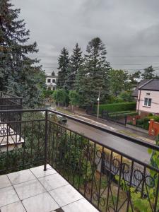 uma varanda com vista para uma rua em la madriguera em Raszyn