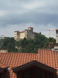 un castillo en la cima de una colina con techo en APPARTAMENTO MAZZINI, en Angera