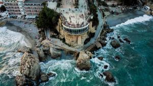 eine Luftaufnahme eines Strandes mit Felsen im Wasser in der Unterkunft Apartamento Panama 3 in Nerja