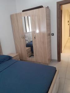 a bedroom with a bed and a large mirror at المغرب القنيطره in Kenitra
