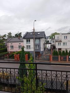 uma vista a partir de uma varanda de casas e uma rua em la madriguera em Raszyn