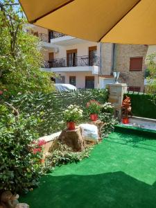 a garden with potted plants and a building at Amor de Skioni in Nea Skioni