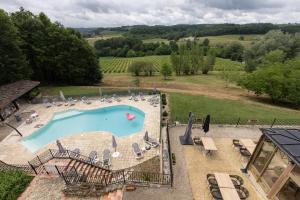 - une vue sur la piscine et ses chaises dans l'établissement Château de Sanse, à Sainte-Radegonde