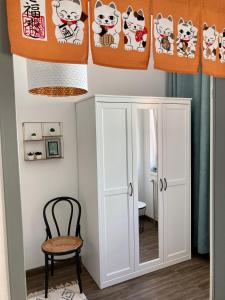 um quarto para crianças com uma cadeira e um espelho em Apartment for 2 in Margareten em Viena