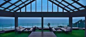 Sheraton Kosgoda Turtle Beach Resort في بينتوتا: غرفة مع طاولة وكراسي والمحيط
