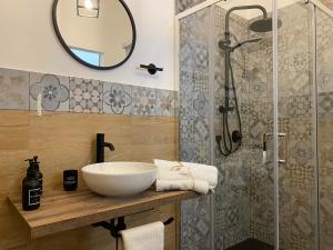 bagno con lavandino e doccia di CASA NO-MA in centro storico a Marsala