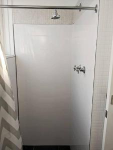 a white shower stall in a bathroom at PROMO 2-Bedroom Villa Next to Train Station, FREE PARKING in Melbourne