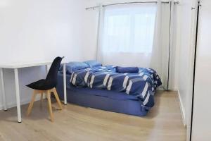 um quarto com uma cama, uma secretária e uma cadeira em PROMO 2-Bedroom Villa Next to Train Station, FREE PARKING em Melbourne