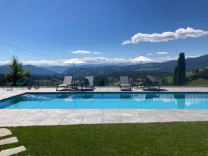 una piscina con vista sulle montagne di Hotel Ortler a Castelrotto