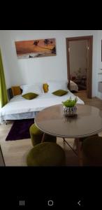 a hotel room with a bed and a table and a table sidx sidx at Body Residence in Mamaia Nord