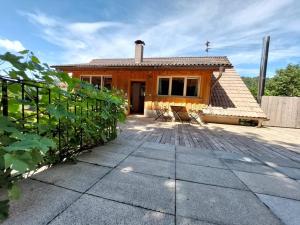 una casa con una recinzione di fronte di Zum Eichbühl a St. Blasien