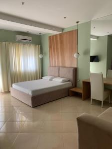 Un pat sau paturi într-o cameră la Hotel Kaloshi