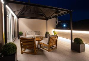 cenador con 2 sillas y mesa en el patio en Car.Ma - comfy rooms, en Porto SantʼElpidio