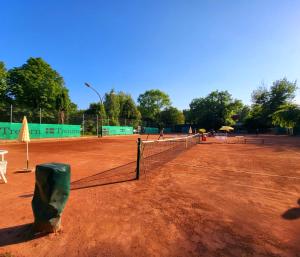 Tennis and/or squash facilities at Villa Bauhaus Wellness Apart-Hotel or nearby