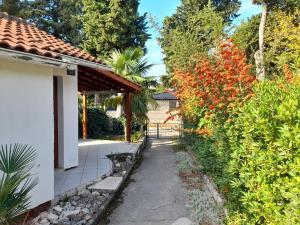 een tuin met een pad naast een huis bij Holiday Home More in Umag