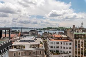 vistas a una ciudad con río y edificios en Karakoy Aparts Hotel - Special Category, en Estambul