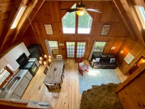 vistas panorámicas a una sala de estar con techo de madera en New Listing! Cabin Fever - Hot Tub, Game Room, 3 King Beds, en Dahlonega