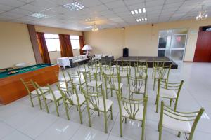 una sala de conferencias con sillas y mesa de billar en Hotel La Mansion Del Sol, en Arequipa