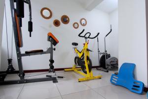 ein Zimmer mit einem Fitnessraum mit einem gelben Heimtrainer in der Unterkunft Hotel La Mansion Del Sol in Arequipa