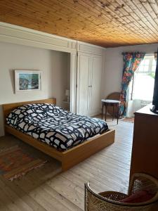 1 dormitorio con 1 cama grande en una habitación en Maison Garesché, en Nieulle-sur-Seudre