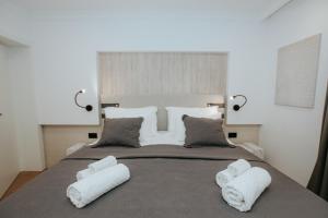 Apartment Datala في مارينا: غرفة نوم بسرير كبير عليها منشفتين