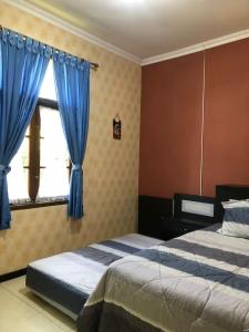 En eller flere senge i et værelse på Villa Bukit Punclut