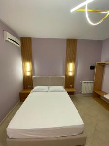 Postel nebo postele na pokoji v ubytování Hotel Kaloshi