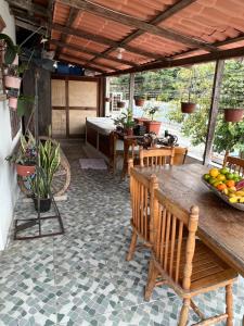 een patio met een tafel en stoelen op een verdieping bij Casa caiçara in Paraty