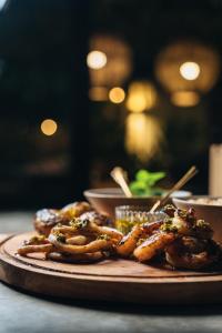 een bord met eten op een tafel bij Villa Fulô in Caraíva