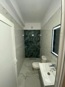 Koupelna v ubytování Hotel Kaloshi