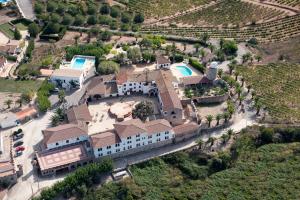 - une vue aérienne sur une maison avec une piscine dans l'établissement Mas Boronat Resort, à Salomó