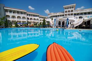 a pool with two kayaks in front of a building at LAZUR 1, 2, 3, 4, 5 Apart Complex in Sveti Vlas