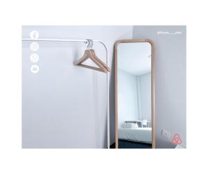 een spiegel met een kleerhanger en een kamer bij Future Plan Airbnb in Tawau
