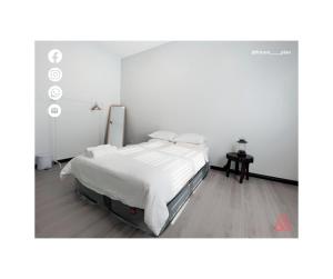 een slaapkamer met een groot bed met witte lakens bij Future Plan Airbnb in Tawau