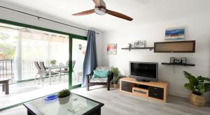 Televízia a/alebo spoločenská miestnosť v ubytovaní Atlantic Garden 142 by Best Holidays Fuerteventura