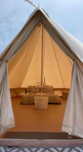 duży biały namiot ze stołem w obiekcie Wheeldon Escapes w mieście Totnes