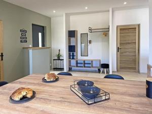 - une table en bois avec 2 bols et du pain dans l'établissement Le nid d'Emilie, à Maillane